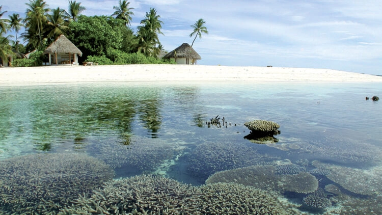 Fluctuating sea level of the oceans - tidal phenomenon: Kandholhudhoo, Ari Atoll, Maldives