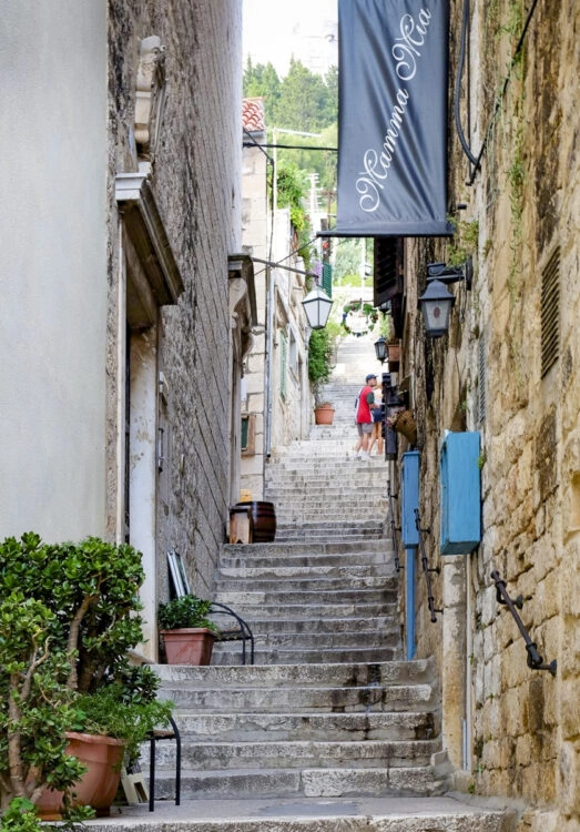 Hvar cruise Dalmatia: climbing stairs to Hvar fortress