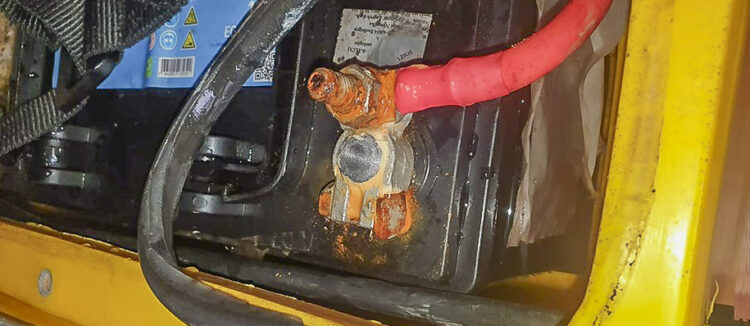 SeaHelp jump start: Problem battery with contacts are oxidized or corroded.