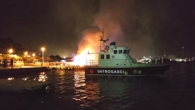 Major fire in Marina Kastela: deployment of the marina's fire-fighting boat