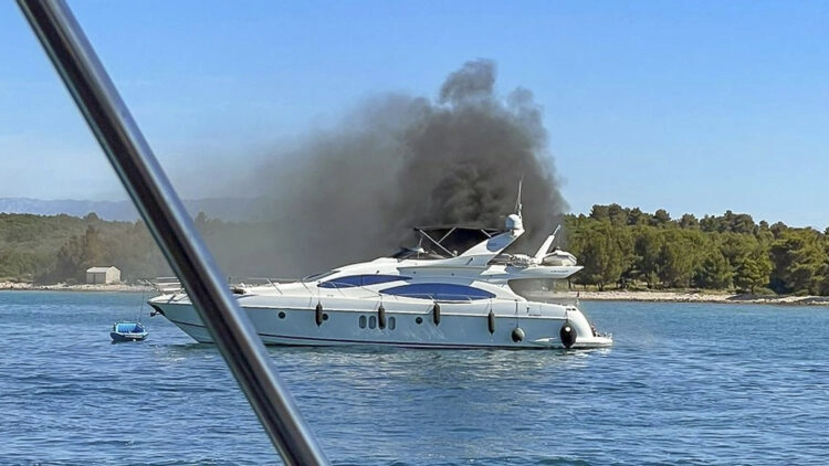H.C. Strache on board a burning yacht (Azimut 68 Fly): Fire could not be extinguished with on-board means