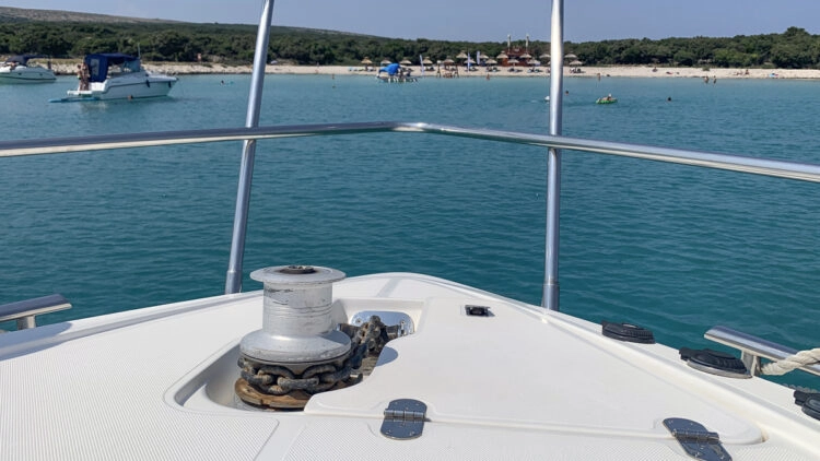 Anchoring: 10 tips for the perfect anchor maneuver | windlass at the bow of the yacht