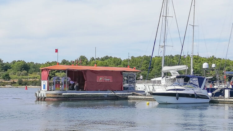Fuel prices for gasoline and diesel in Croatia: Flash boat refueling station in Marina Medulin