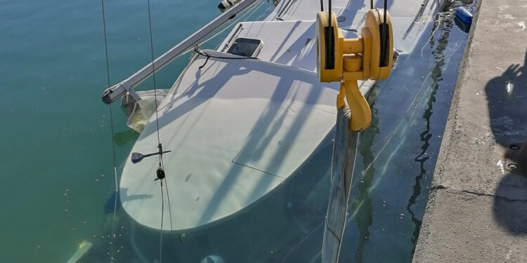 Salvage attempt of a sailing yacht: oil spill in front of ACI Marina Pomer in Medulin / Istria