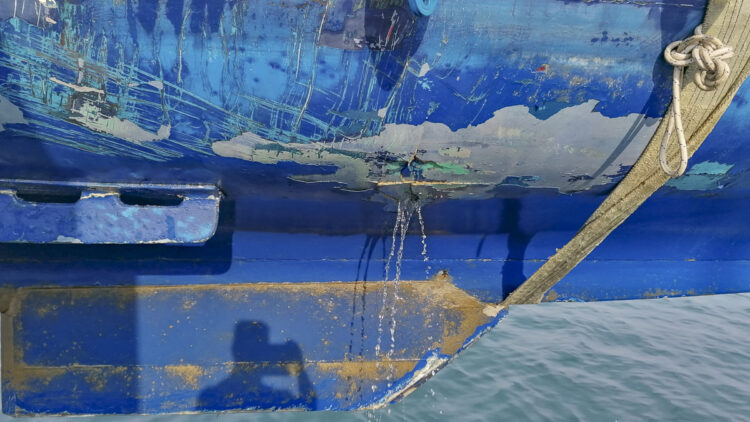 Salvage attempt of a sailing yacht: oil spill in front of ACI Marina Pomer in Medulin / Istria