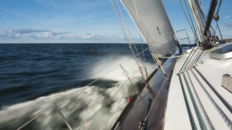 Sailing yacht (monohull)