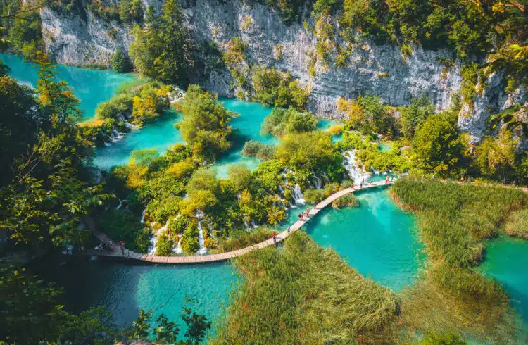 Tourismus Kroatien: Wasserfälle des Nationalparks Plitvicer Seen mit Touristen