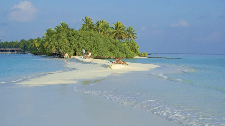 Fluctuating sea level of the oceans - tidal phenomenon: Kuramathi, Rasdhoo Atoll, Maldives