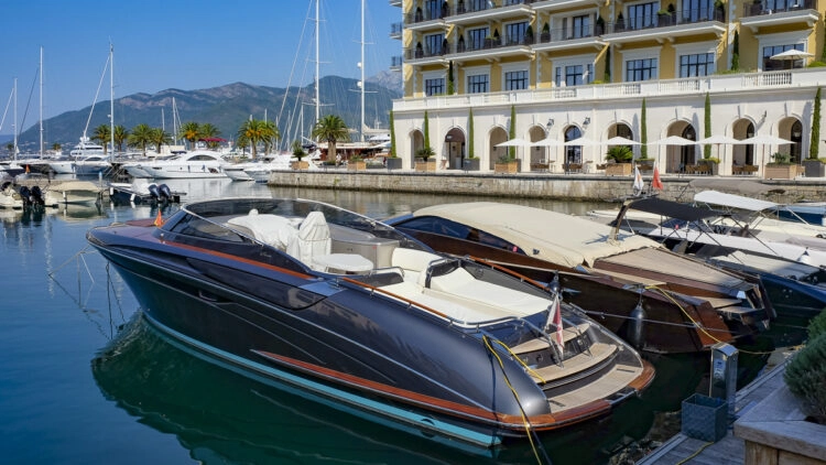 Cruise tip Montenegro with the yacht