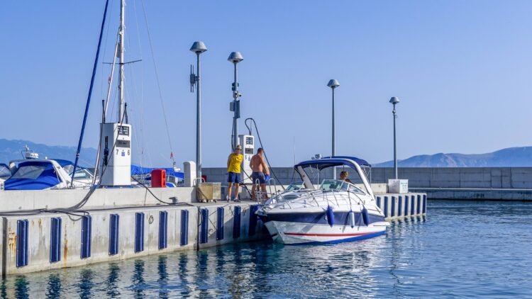 Tanken an der Bootstankstelle in Kroatien.