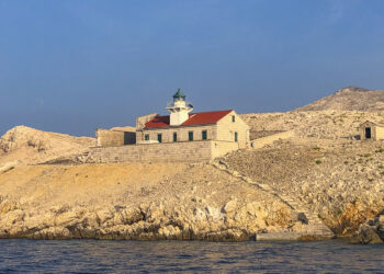 Beacon on the southern tip of Krk (Cruise Krk / Kvarner Bay / Croatia)