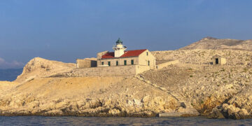 Beacon on the southern tip of Krk (Cruise Krk / Kvarner Bay / Croatia)