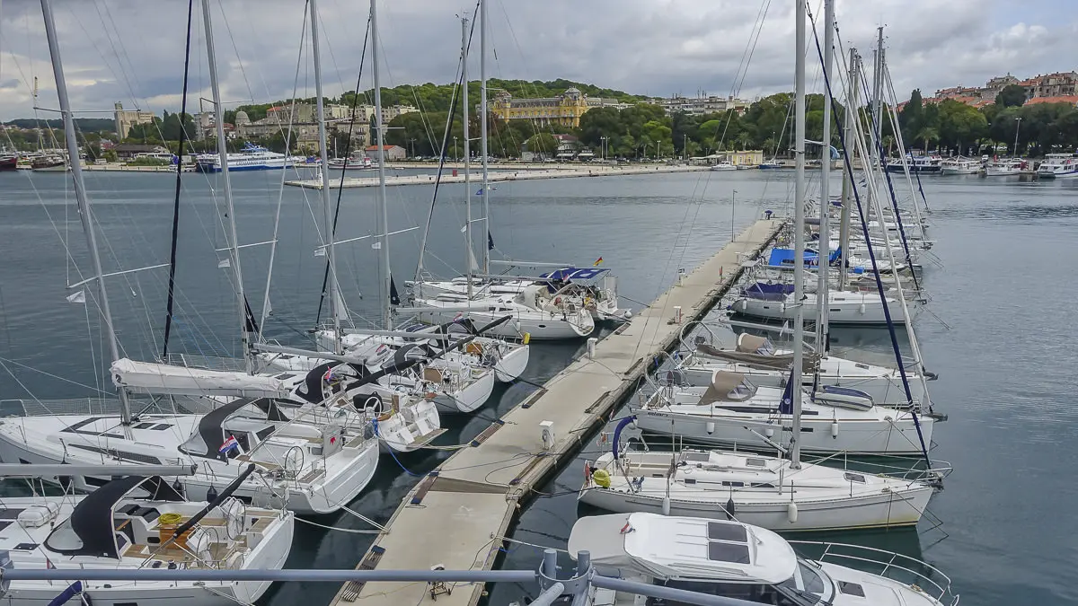 Yachts, in the ACI Marina Pula, should always maintain the minimum distance prescribed in coronavirus periods