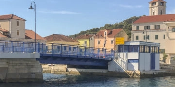 Kroatien Insel Murter: Brücke Tisno morgens nicht mehr geöffnet.
