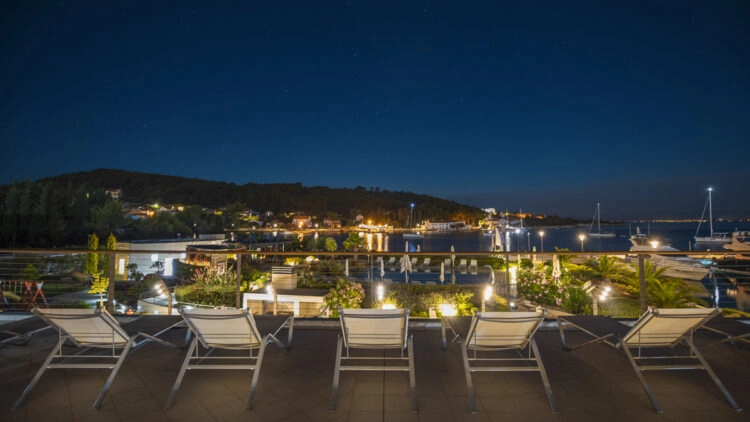 Olive Island Marina: Auf der Terrasse den Sternenhimmel genießen