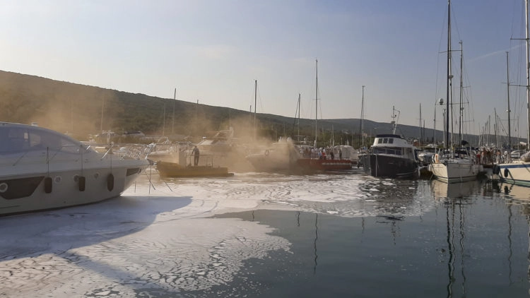 Brand Marina Punat Kroatien: Feuer an Bord einer Yacht