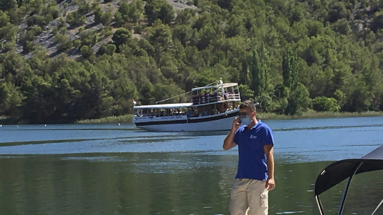 Reisewarnung Kroatien: Menschen eng gedrängt auf Ausflugsbooten bei den Kraka Wasserfällen