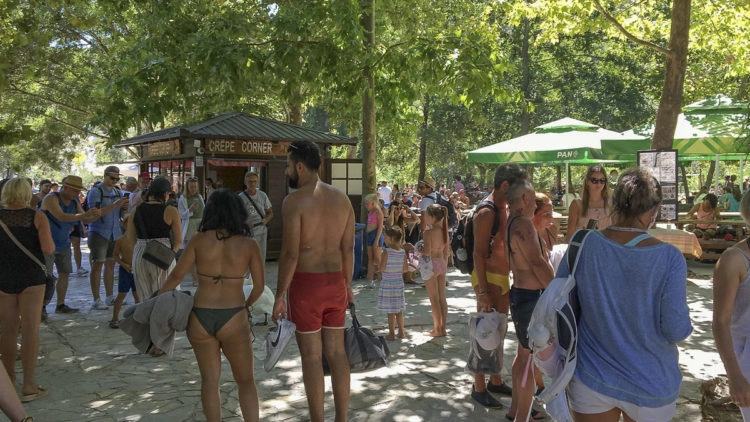 Travel warning Croatia: holiday crowded at the Krka waterfalls