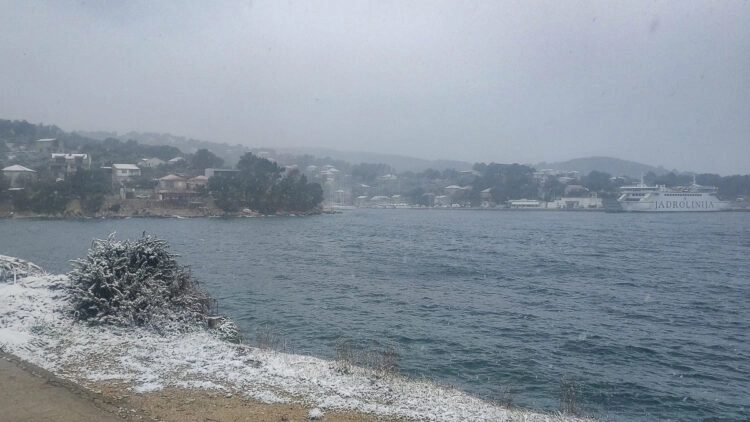 Wetter Kroatien: Schneefall in Solta / Dalmatien bis an die Küste