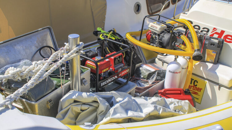 Viel Ausrüstung an Bord: SeaHelp Einsatzboote haben für viele Pannen die richtige Ausrüstung schon dabei auch fürs abschleppen, oder einen Schlepp in die nächste Marine.