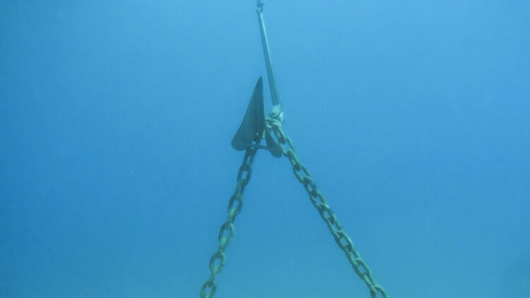 SeaHelp service anchor ropes free for members: Anchor gets caught in mooring chain