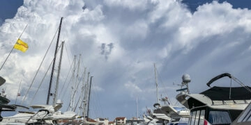 Wind (Bora, Jugo, Bura, Nevera / Neverin, Maestral), Wetter in der Adria und Kroatischen Insellandschaft. Ein Gewitter zieht über einer Marina auf.