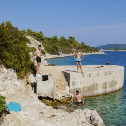 Kroatien / Dalmatien Törn Insel Vis: Baden in der Nähe der U-Boot-Basis