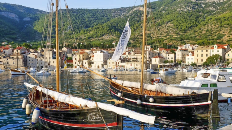 Kroatien / Dalmatien Törn Insel Vis: Falkusa-Segelboote in Komica