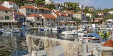 Törn Kroatien: Hafen Maslinica auf der Insel Solta