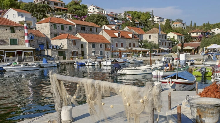 Cruise Croatia: Port Maslinica on the island of Solta