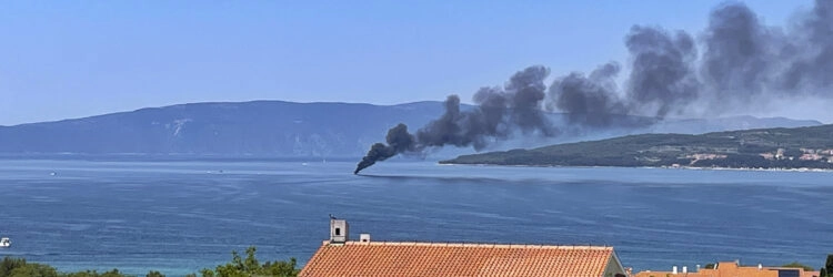 Yacht Bayliner 29 vor der Insel Krk in Kroatien in Flammen: Von weitem zu sehen, die Rauchsäule des Brandes
