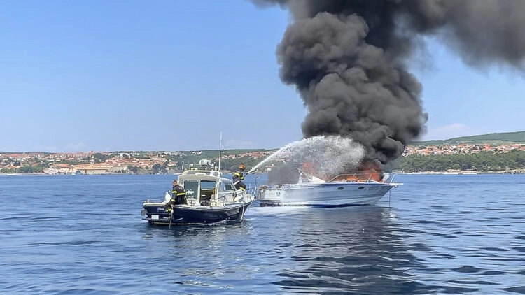 Yacht Bayliner 29 vor der Insel Krk in Kroatien in Flammen: