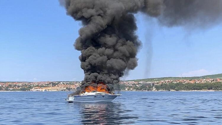 Yacht Bayliner 29 vor der Insel Krk in Kroatien in Flammen: Kein Personenschaden durch den Brand