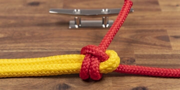 The knots for water sports: whether motor yacht or sailing yacht: bowline, sheet hitch, stopper hitch, fender hitch, figure-eight hitch. Occupy a cleat