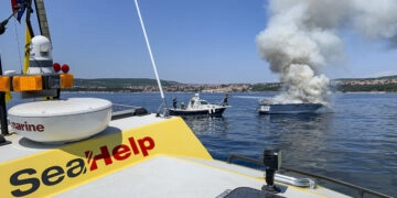 Yacht Bayliner 29 vor der Insel Krk in Kroatien in Flammen: Beim Feuer / Brand entstand nur Sachschaden
