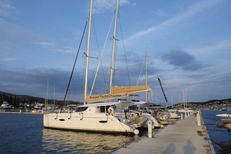 Unsere Charteryacht Marina Baotic gleich westlich von Trogir