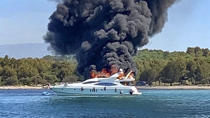 H.C. Strache an Bord einer brennenden Yacht (Azimut 68 Fly): Die Yacht brannte völlig ab