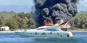 H.C. Strache on board a burning yacht (Azimut 68 Fly): The fire spread