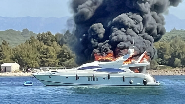 H.C. Strache on board a burning yacht (Azimut 68 Fly): The fire spread