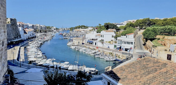 Revier Menorca - Törn um die Insel: Der alte Hafen von Ciutadel