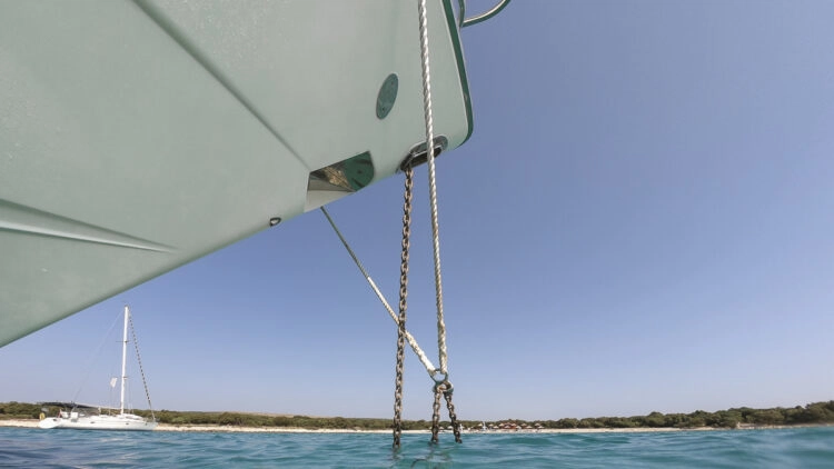Anchoring: 10 tips for the perfect anchor maneuver | anchor chain on the bow of the yacht