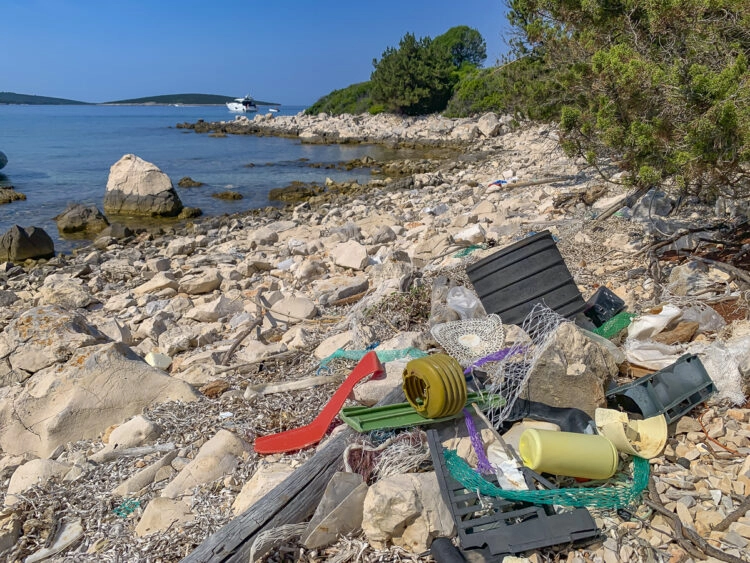 Plastikflut im Meer: Plastikmüll am Strand