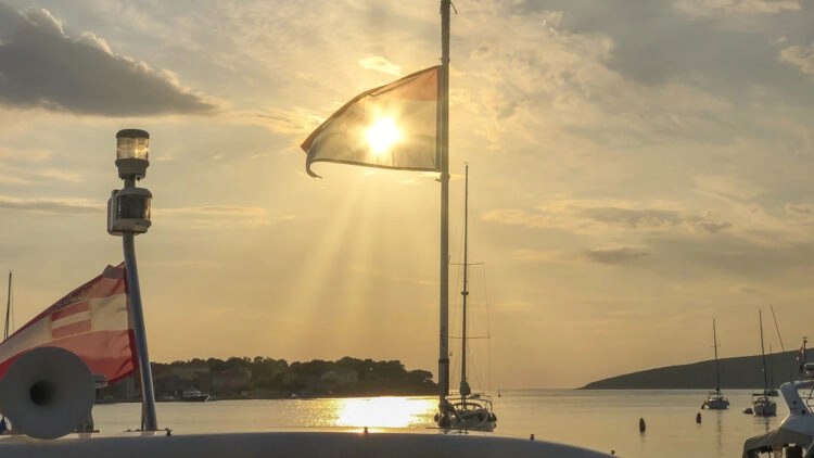 Position lights: Lights guidance on yachts - Which visual signals must be guided?