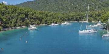 Bojenfeld und Ankerbucht Krivica auf der Insel Losinj in Kroatien