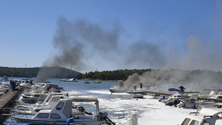 Mehrere Boote vielen einem Brand / Feuer im Stadthafen Medulin z