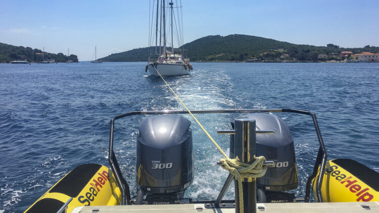 Emergency / Breakdown with sailboat on the water: How to behave properly on board?