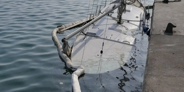 Bergungsversuch einer Segelyacht: Ölteppich vor der ACI Marina Pomer in Medulin / Istrien