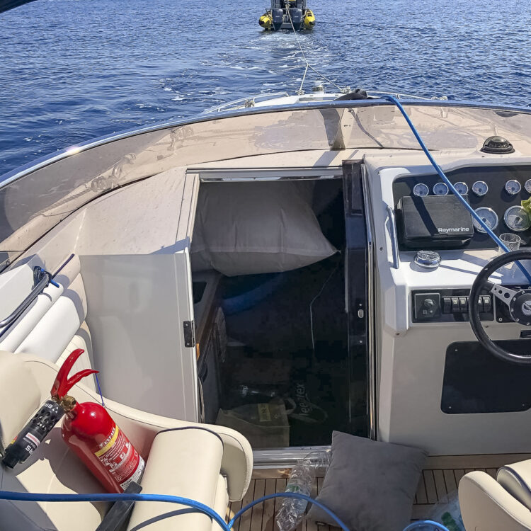 The yacht can also be prevented from sinking during towing: BRS System (Boat Rescue System)
