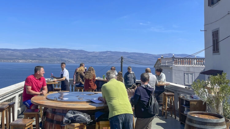 Restaurant Nada mit schöner Terrasse mit Blick aufs Meer - Vrbn