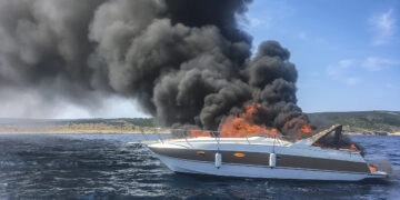 Fire on board: total loss of yacht